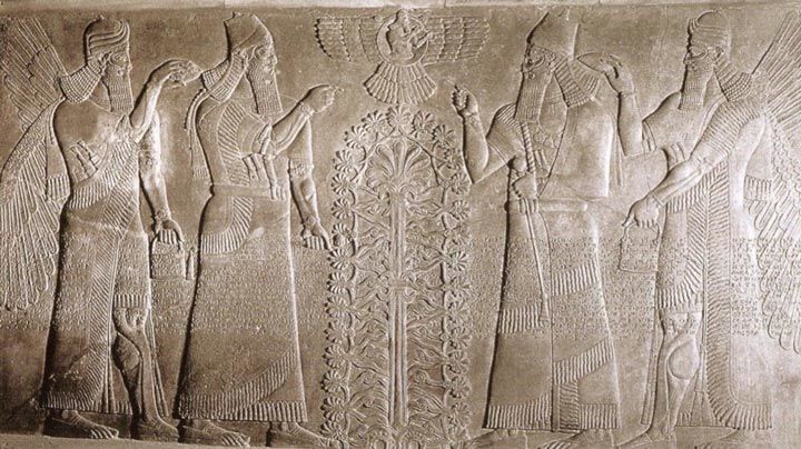 لوح جداري من قصر آشور ناصر بال الثاني في نمرود، حيث يظهر الملك واقفاً أمام شجرة مقدسة وخلفه مخلوق أسطوري مجنح (القرن التاسع ق.م).