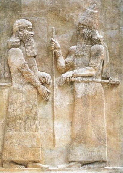 لوح جداري يظهر فيه الملك شرّكين على اليمين.