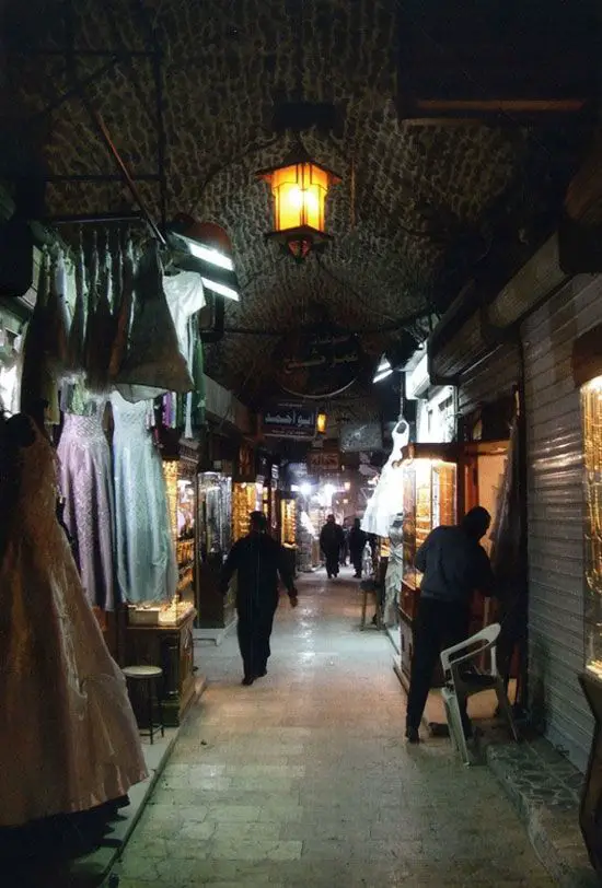 سوق المدينة التاريخي؛ حيث تُباع البضائع التقليديّة في حلب.