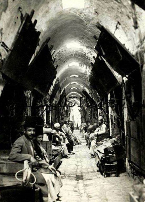صورة قديمة لسوق مدينة حلب من القرن الماضي.