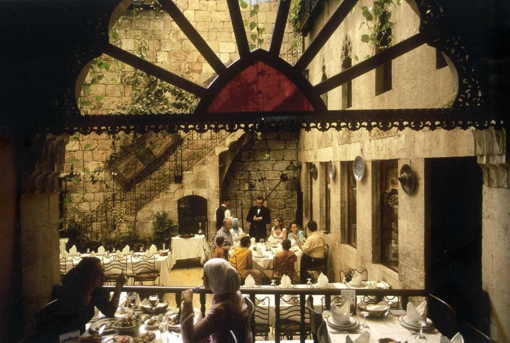 مطعم حلبي في بيت عربي قديم في حيّ الجديّدة.