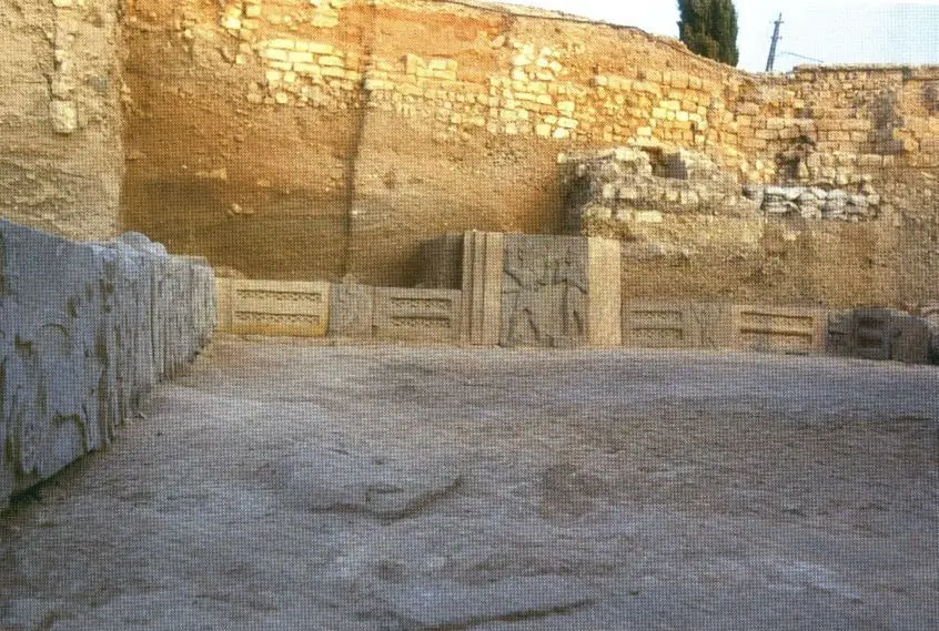 بقايا معبد إله الطقس في قلب قلعة حلب؛ تظهر اللوحات الجداريّة التي كانت تزين المعبد قديماً.