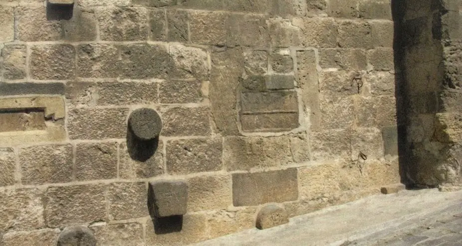 الجدار الجنوبي لجامع القيقان القديم؛ يظهر في الصورة نقش التأسيس المكتوب بالخط التصويري الحثي.