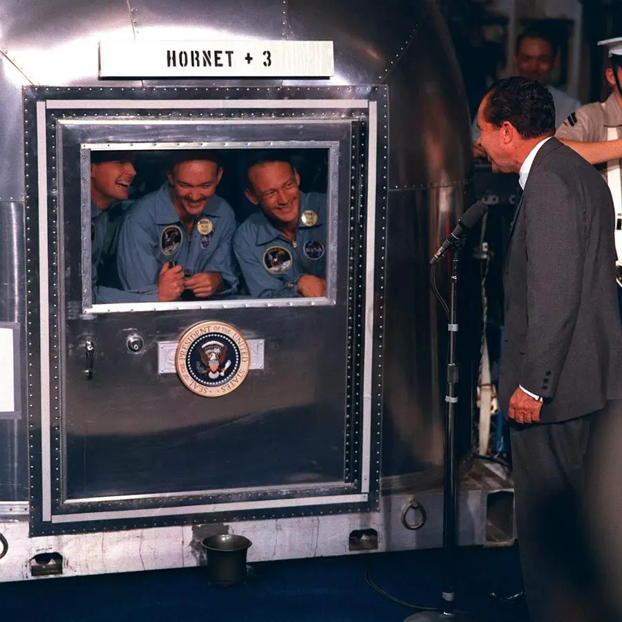 زيارة الرئيس نيكسون لطاقم أبولو 11 وهم داخل المقطورة الصحية