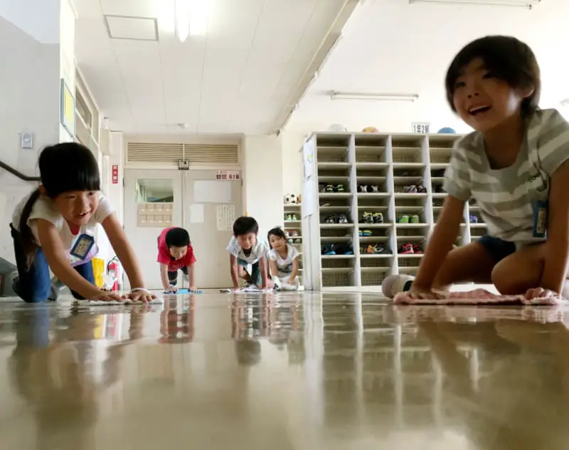 تنظيف الاطفال للمدارس اليابانية