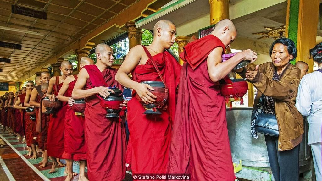 في بورما، التّبرّع بالطّعام للرّهبان هو عادة اجتماعية منبثقة من التعاليم البوذيّة