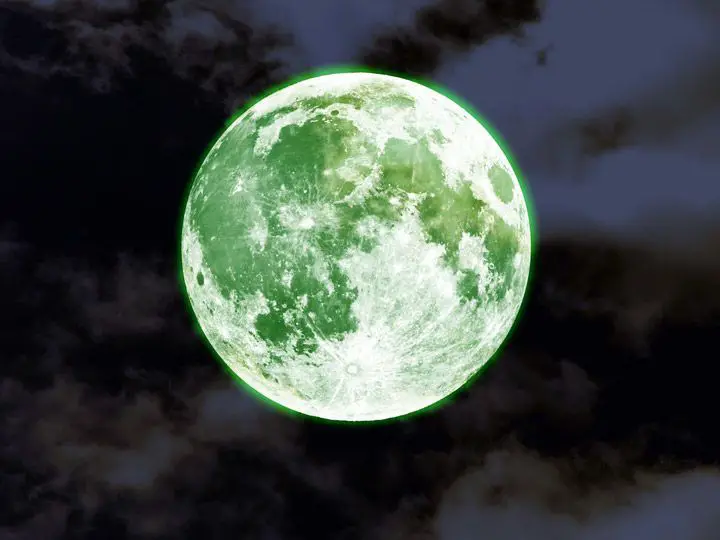 القمر باللون الأخضر
