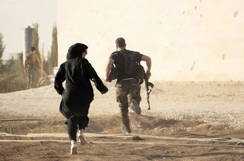  مراسلة صحفية تهرب من نيران الدولة الإسلامية بصحبة مقاتل من الجيش السوري الحر