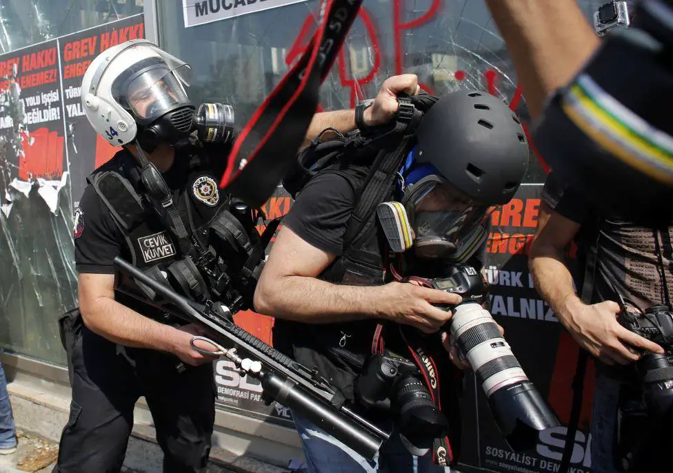 فرد من الشرطة التركية وهو يقمع مصورا صحفيا أثناء تغطيته لمحاولة المتظاهرين