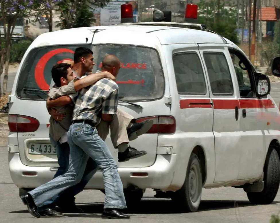 مصور فلسطيني مصاب نتيجة لقمع الشرطة الفلسطينية
