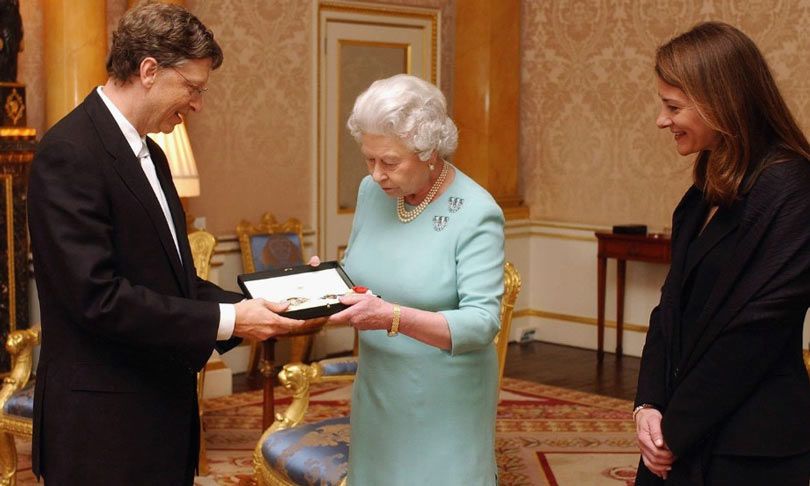 يحصل بيل غيتس على لقب فخري من الملكة إليزابيث الثانية في عام 2005