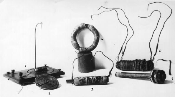جهاز كهرومغناطيسي سنة 1900 للكيميائي والفيزيائي مايكل فاراداي