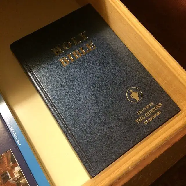 نسخ من الإنجيل في غرف الفنادق حول العالم