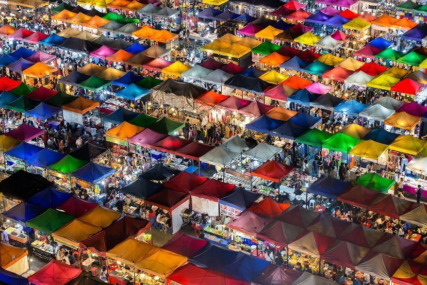 ”السوق الملونة“ في بانكوك للمصور Kajan Madrasmail