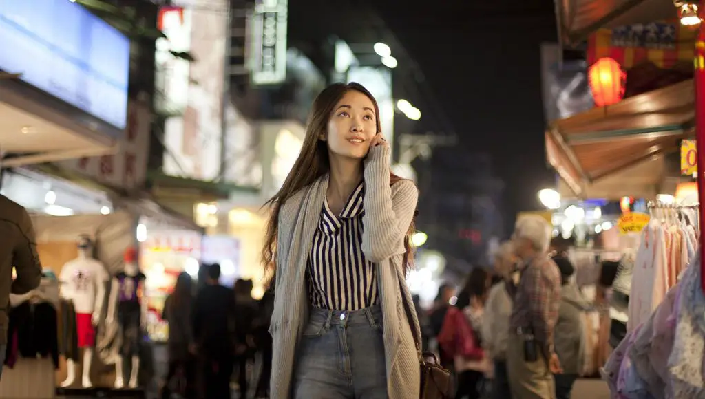 امراة تسير في شوراع تايوان