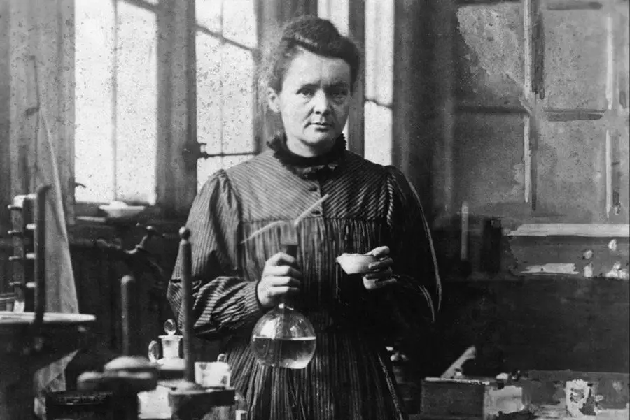 العالمة الكيميائية (ماري كوري) Marie Curie