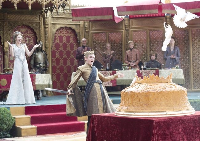 كعكة الحمام الشهيرة التي قدمها الملك ”جوفري“ خلال مأدبة حفل زفافه في مسلسل ”صراع العروش“