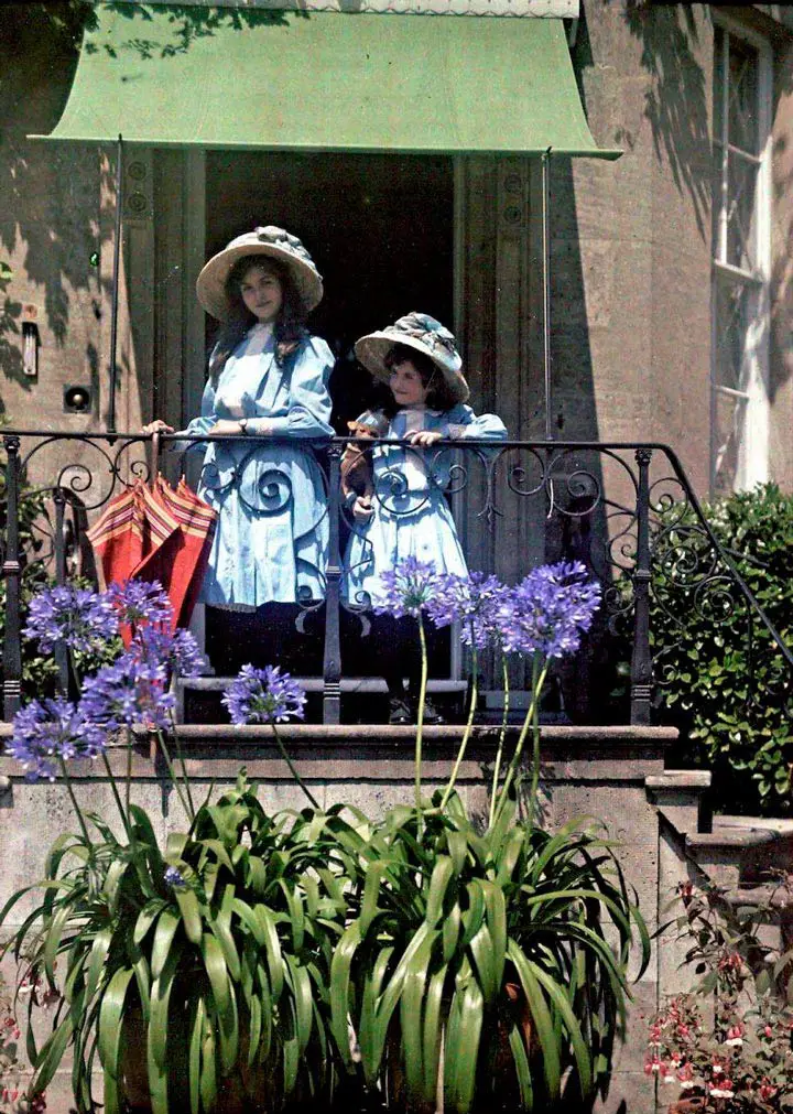 فتاتان على الشرفة، من سنة 1908