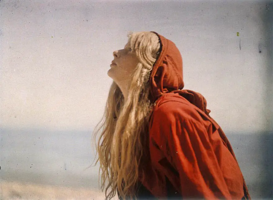 كريستينا في ثوبها الأحمر، من سنة 1913