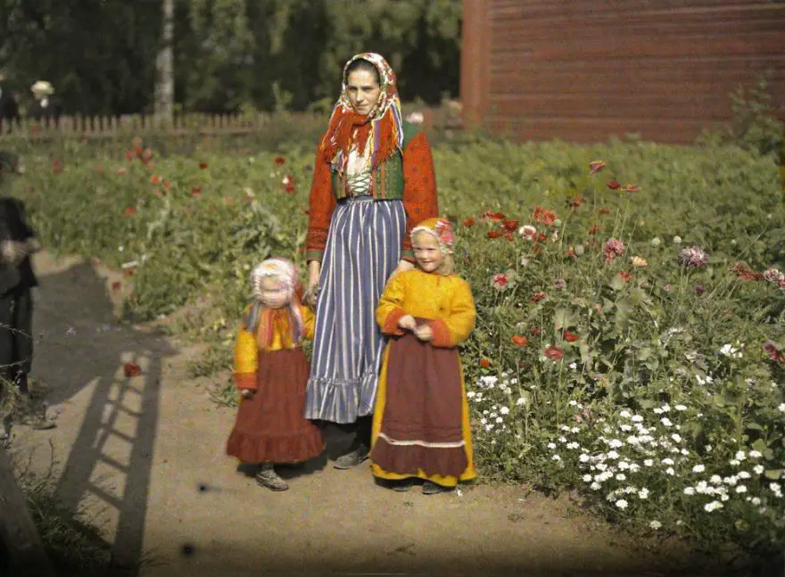 من السويد، بالقرب من ”غاغناف“ (أم وابنتها في لباس تقليدي)، سنة 1910