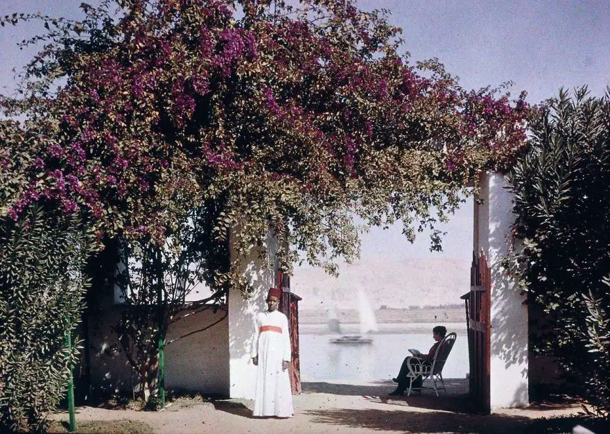 ”إلس“ يقوم بالمطالعة على نهر النيل، من سنة 1920