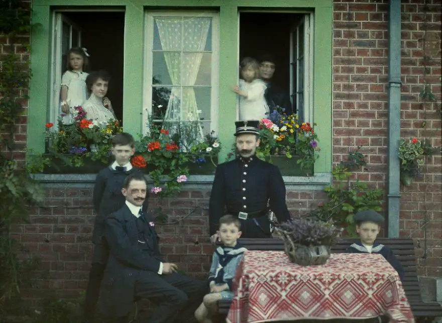 صورة تذكارية عائلية في ”روناي“ في بلجيكا، سنة 1913