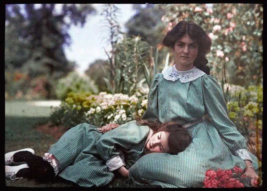 أوتوكروم لشقيقتين، سنة 1908