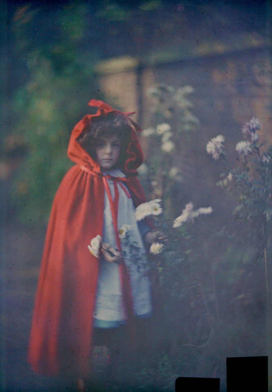 ”خوان“ في الرداء الأحمر من قصة ذات الرداء الأحمر، مع سلة، سنة 1907