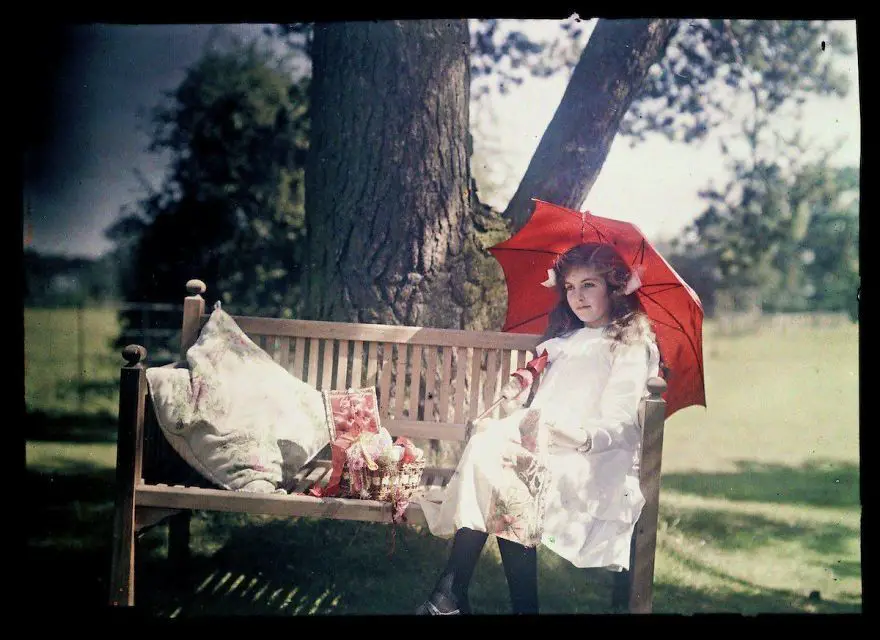 فتاة جالسة على كرسي تحت مظلة للوقاية من الشمس، سنة 1908