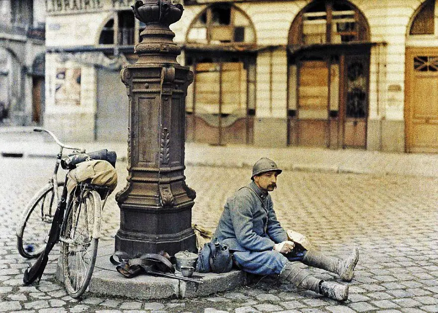 جندي فرنسي يتناول وجبة غدائه بمحاذاة مكتبة مدمرة في الواحد من أبريل سنة 1917