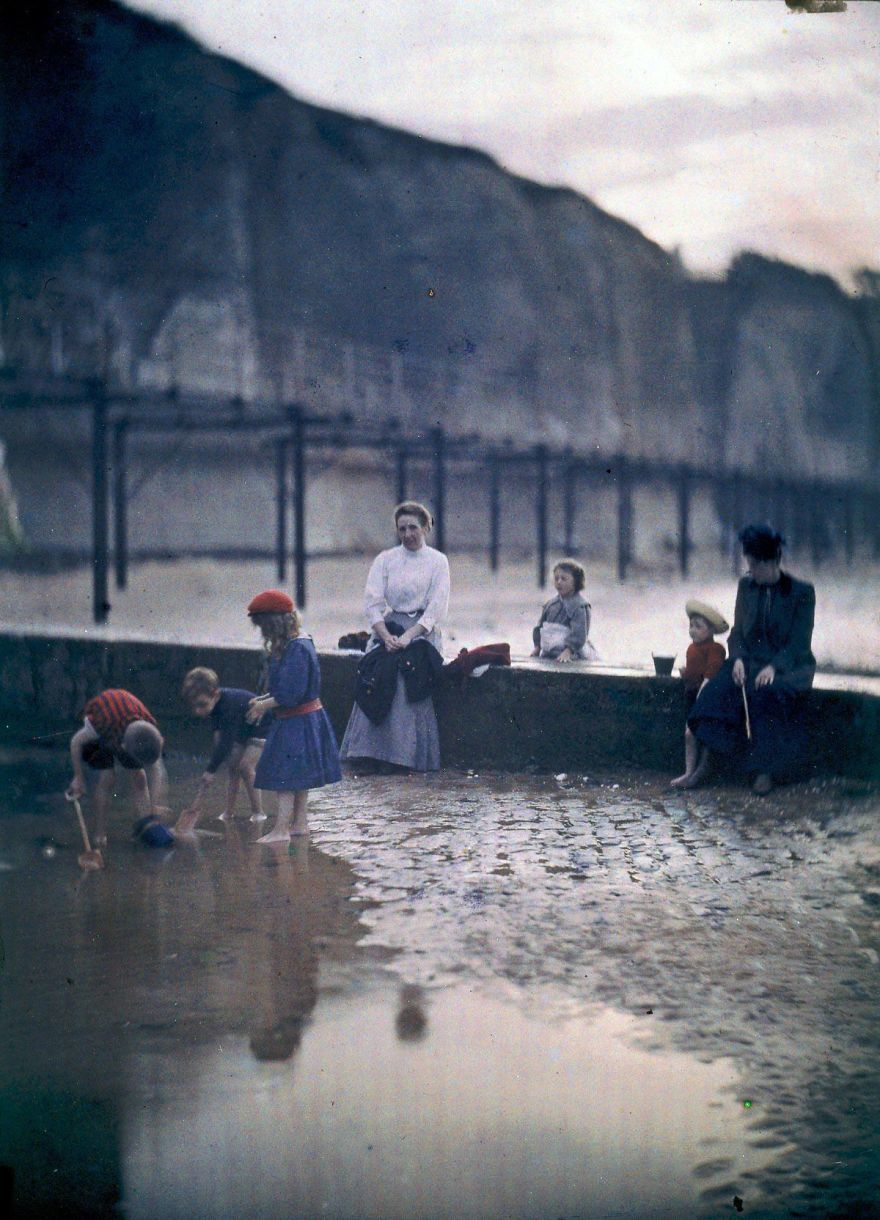 أطفال يلعبون بالقرب من حائل الأمواج، سنة 1908