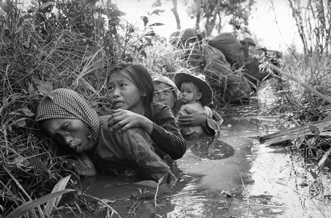 الصورة ملتقطة من قبل المصور الألماني ”Horst Faas“ خلال حرب الفيتنام