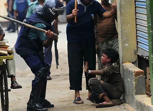 الصورة من بنجلاديش وليست من بورما، وتظهر أحداث مظاهرات واحتجاجات للعمال بسبب انخفاض الأجور، ولكن الشرطة تعاملت معاهم بقسوة.