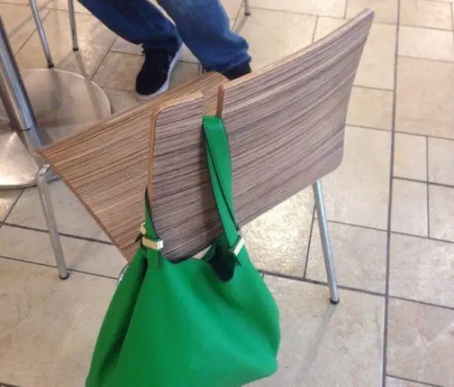 الكرسي الذي يحمل عنك حقيبتك