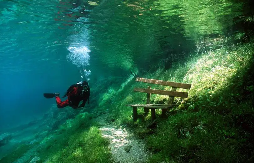 البحيرة الخضراء في النمسا، قصة خيالية تحت الماء