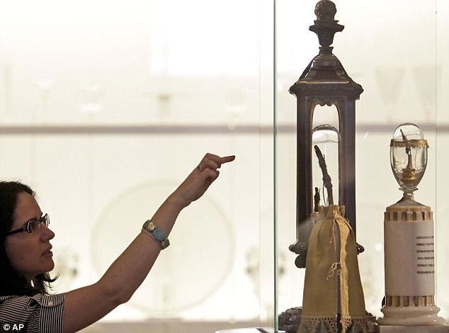 إمرأة تلقي نظرة على أصبعين من أصابع يد غاليليو في متحف غاليليو في فلورنسا في إيطاليا
