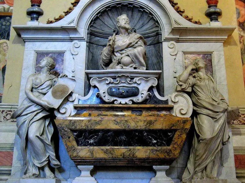 قبر غاليليو في الـ”بازيليكا“ في كنيسة ”سانتا كروس“ في فلورنسا