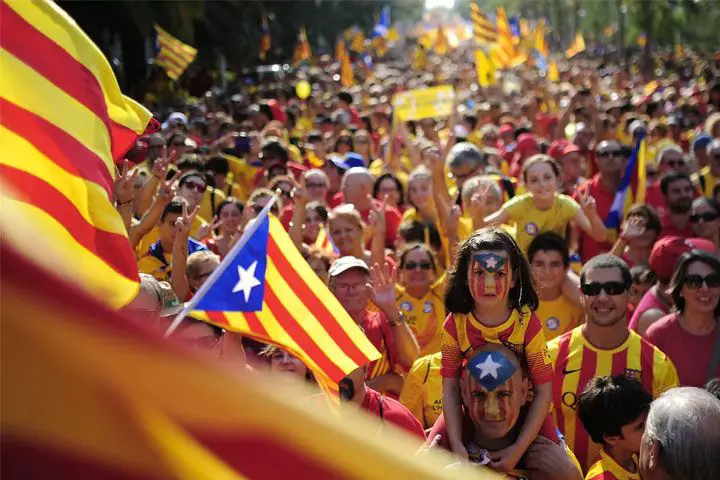 الهلم الظاهر في الصورة هو العلم القومي للإقليم ومن الممكن ملاحظته ضمن شعار نادي برشلونة في الزاوية اليمينية العليا كذلك