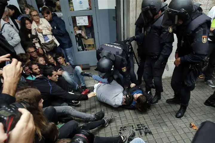 مشهد من الصراع بين المتظاهرين والشرطة الإسبانية التي حاولت إيقاف الاستفتاء.