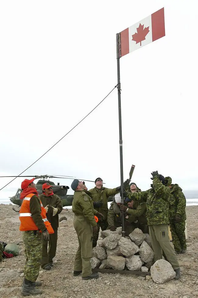 القوات الكندية ترفع العلم الكندي على جزيرة هانس في عام 2005