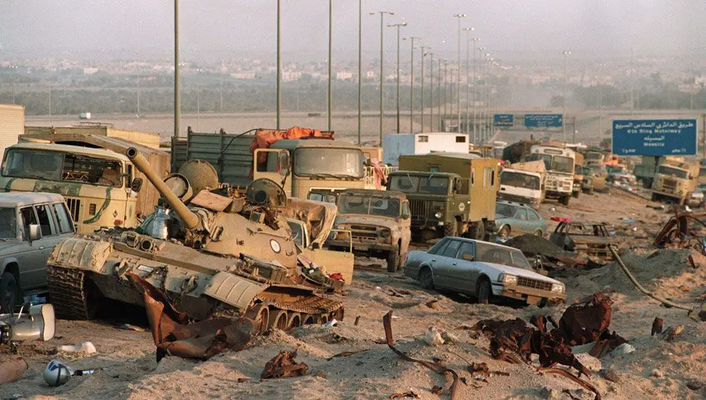 صورة مؤرخة في 01 آذار/مارس 1991 تظهر خطا طويلا من المركبات، بما في ذلك دبابة عراقية روسية الصنع تركتها القوات العراقية الفارة على مشارف مدينة الكويت.