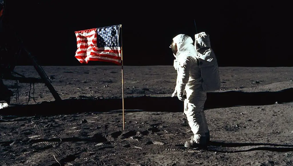 كيف رفرف العلم الأمريكي علي سطح القمر