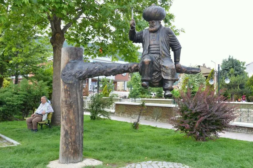 تمثال لنصر الدين حجة (جحا) وهو يقوم بقطع غصن الشجرة في (أكسيهير) بتركيا
