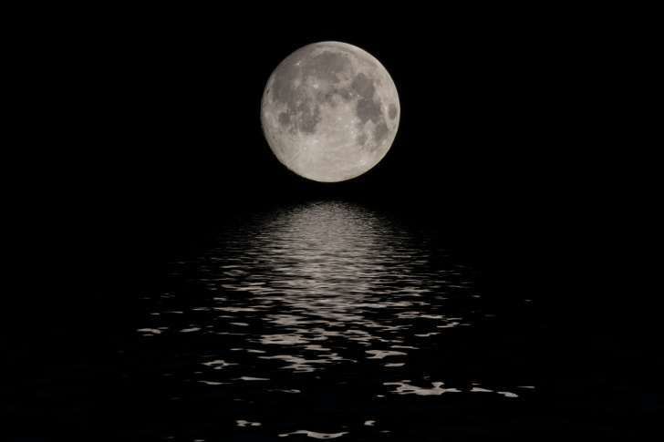 الماء الذي يعكس ضوء القمر