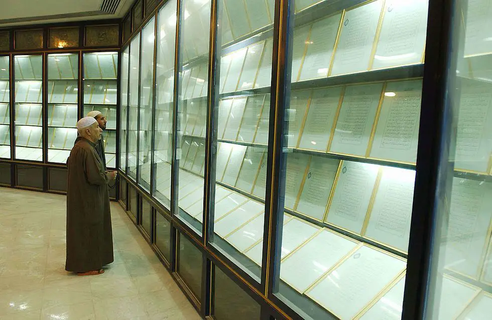 أئمة عراقيين يشاهدون نسخة القرآن التي يشاع أن صدام قد كتبها بدمه الخاص في مسجد أم المعارك في بغداد