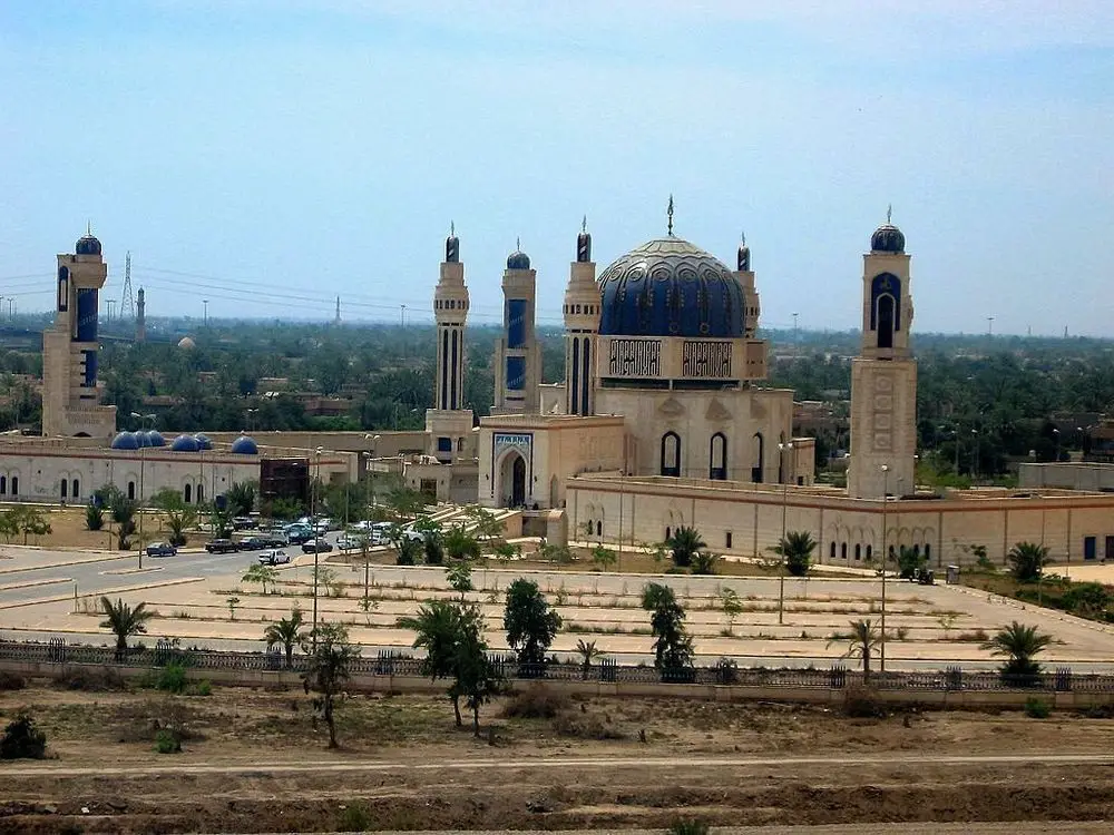مسجد أم المعارك ومآذنه الأربعة الخارجية بشكل صواريخ سكود