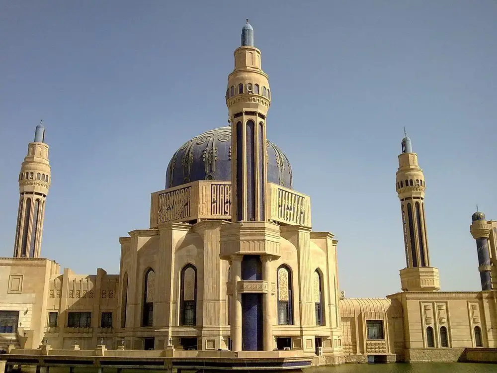 مسجد أم المعارك ومآذنه الأربعة الداخلية التي تبدو كماسورة كلاشنيكوف