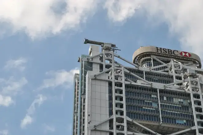 المدفعين اللذين يعكسان الطاقة السلبية التابعة لمبنى بنك الصين والموجودين فوق مبنى HSBC