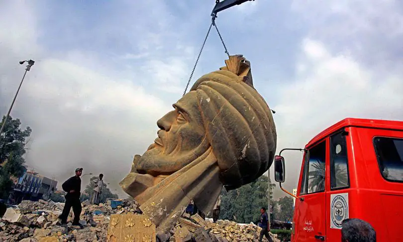 رافعة ترفع تمثال المنصور بعد تحطمه في هجوم في بغداد سنة 2005