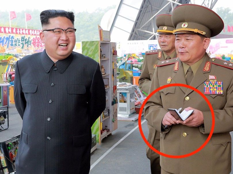 في هذه الصورة، يزور الزعيم كوريا الشمالية (كيم جونغ أون) معرضا للأدوات والأواني المنزلية